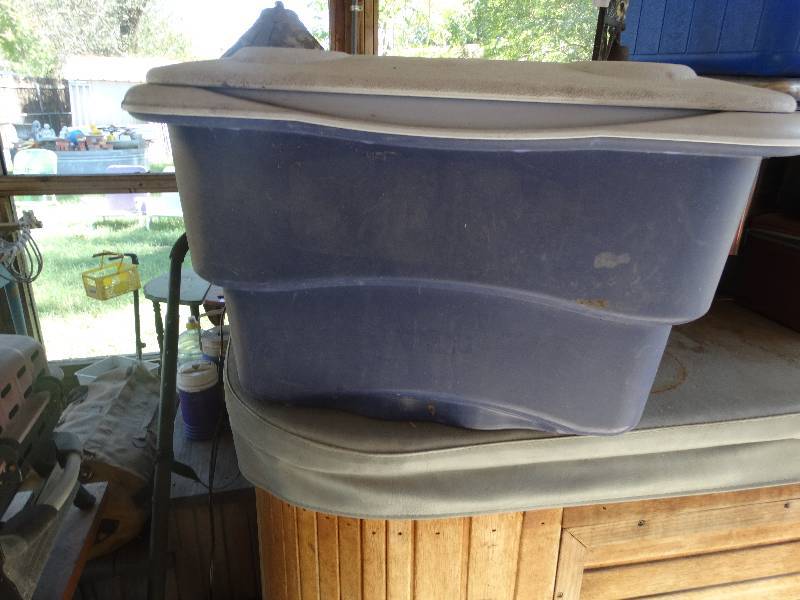 lot 449 image: Rubbermaid cooler.