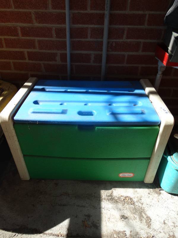 lot 450 image: Little tikes toy box.