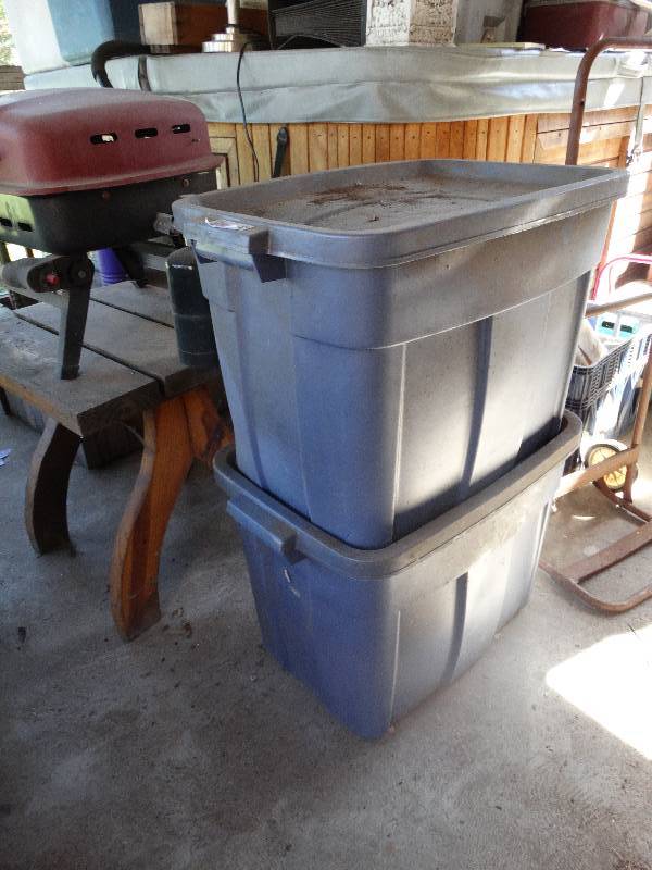lot 458 image: 2 Rubbermaid tote.