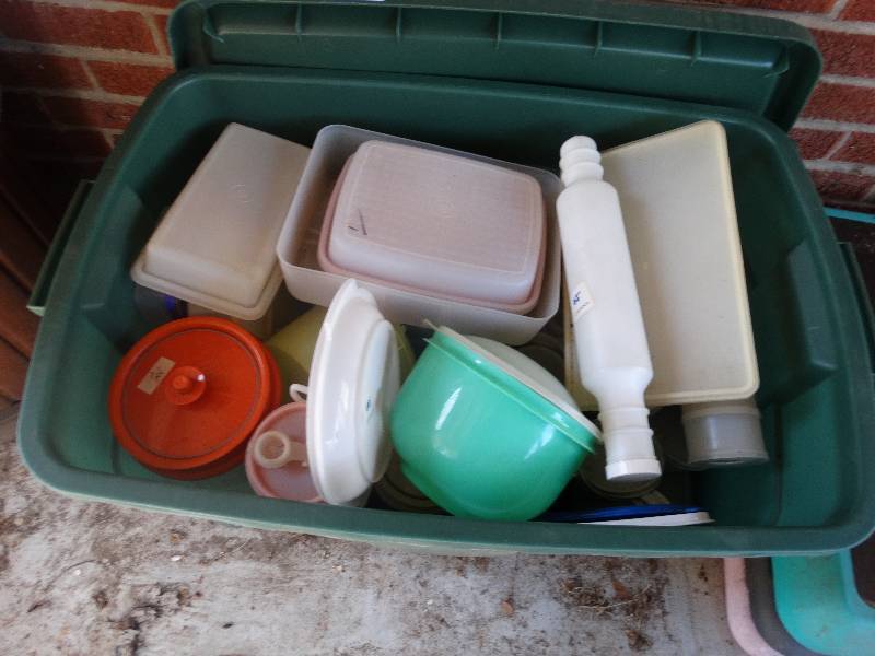 lot 459 image: Tote of tupperware.