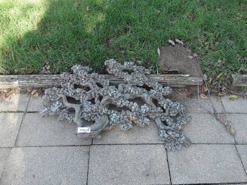 lot 464 image: Yard decor.