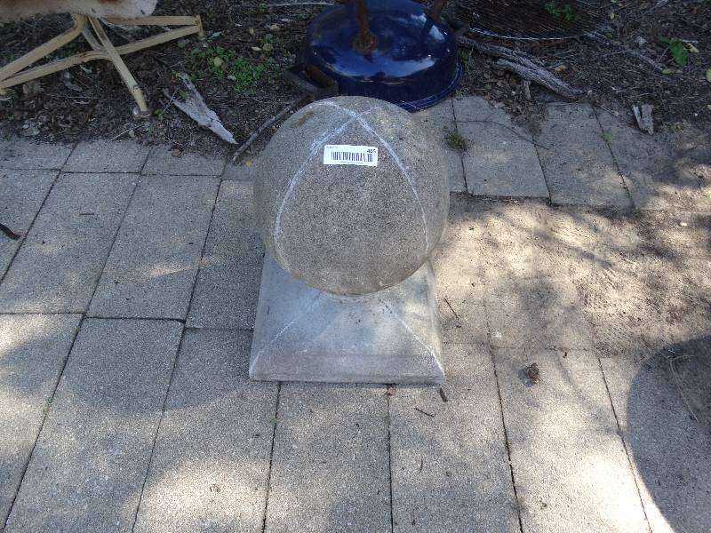 lot 465 image: Cement ball yard decor.
