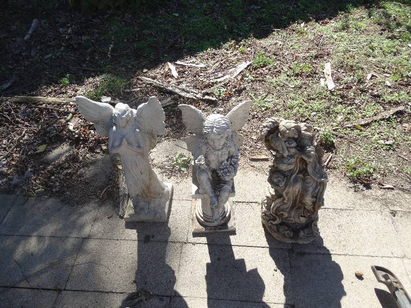 lot 467 image: 3 Yard decor angels.