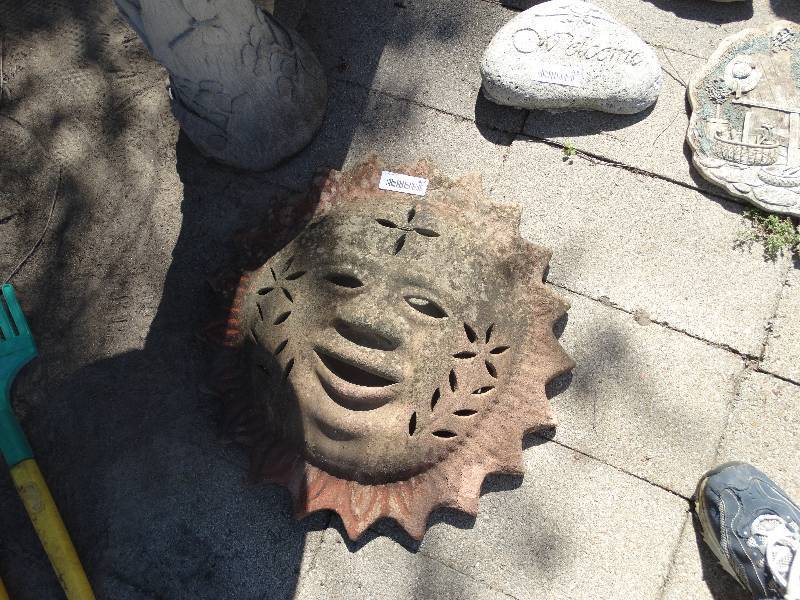 lot 469 image: Yard decor sun.