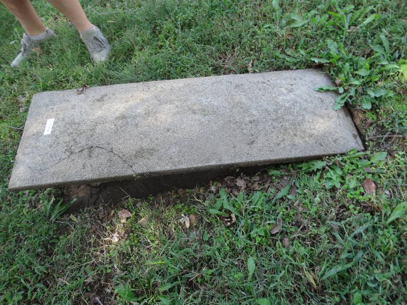 lot 472 image: Concrete bench.