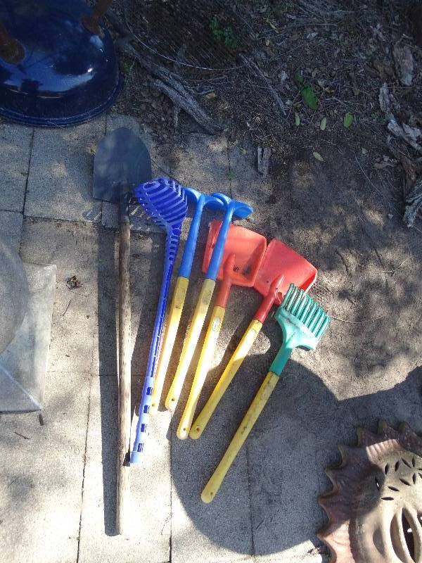 lot 474 image: Kid yard tools.