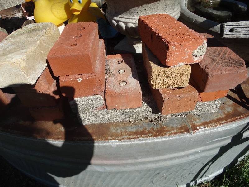 lot 475 image: Lot of red brick apox. 79.