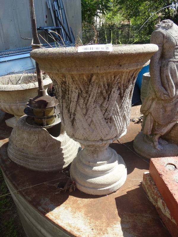 lot 477 image: Concrete planter.