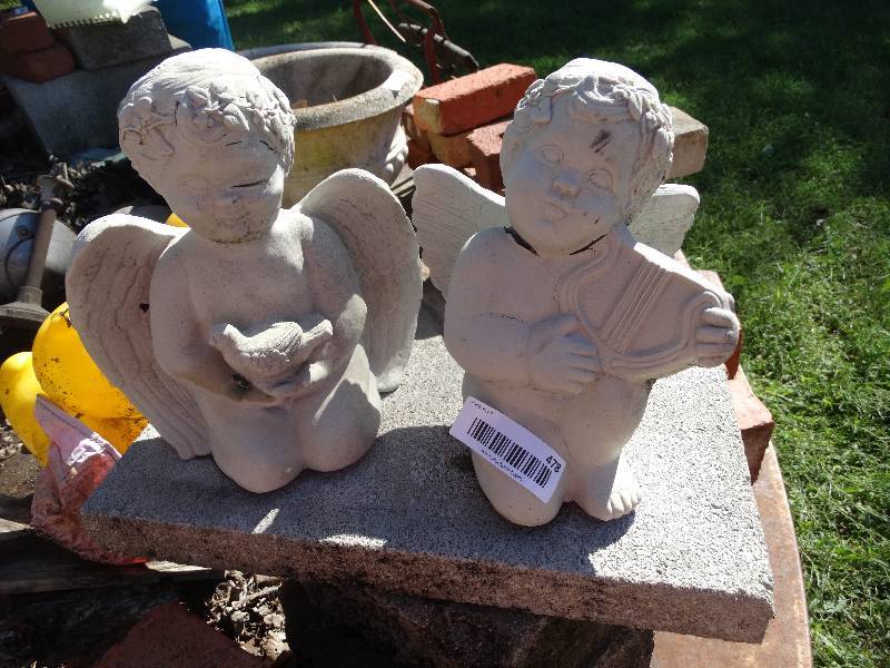 lot 478 image: set of 2 angels, 1 is cracked.