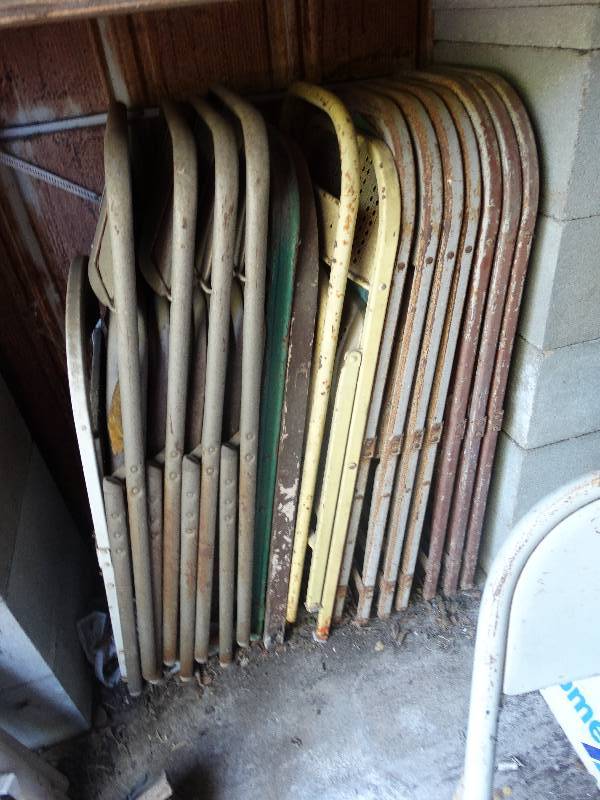 lot 487 image: Lot of metal chairs.
