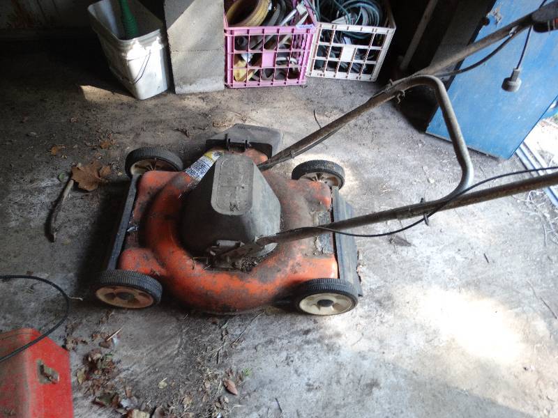 lot 490 image: Black & Decker electric lawn mower.