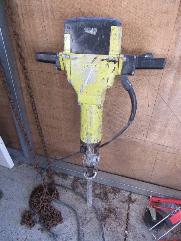 lot 1174 image: Bosch Heavy Duty Corded Demolition Hammer
