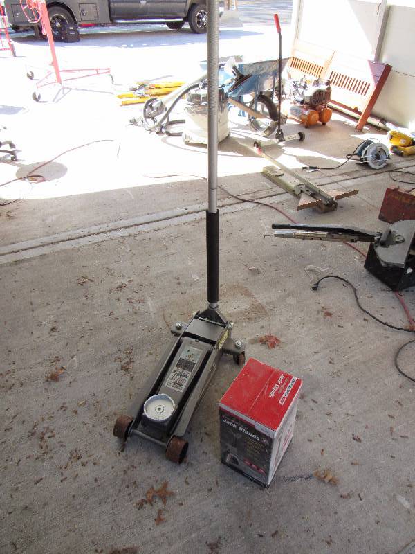 lot 1177 image: Pittsburg 3 Ton Automotive Jack And 3 Ton Jack Stands