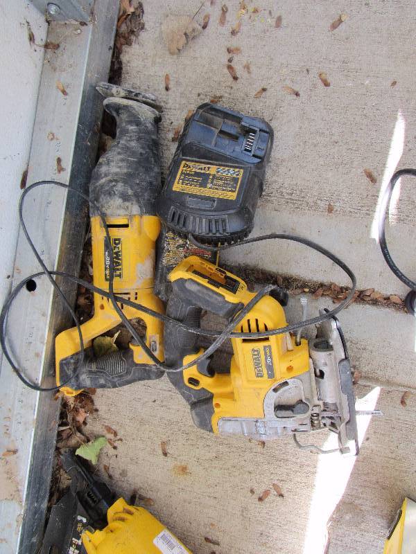 lot 1195 image: Pair Of Dewalt Cordless Tools