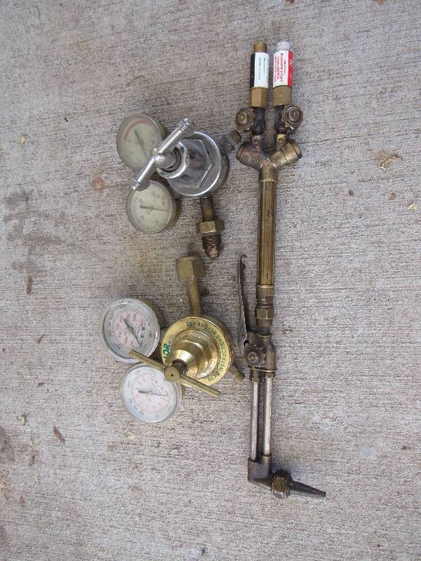 lot 1202 image: Cutting Torch And Gauge Set
