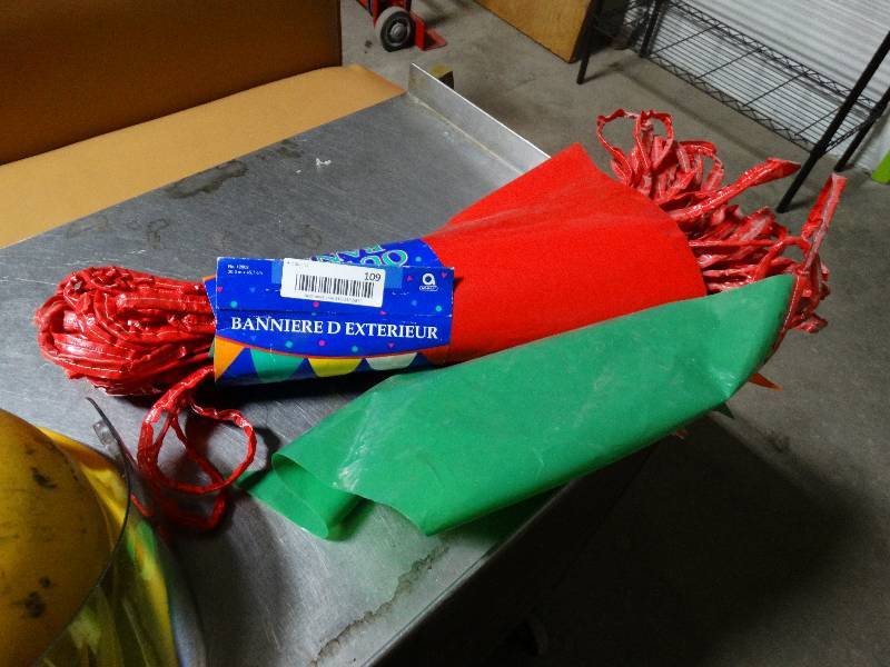 lot 109 image: 120 ft plastic flags