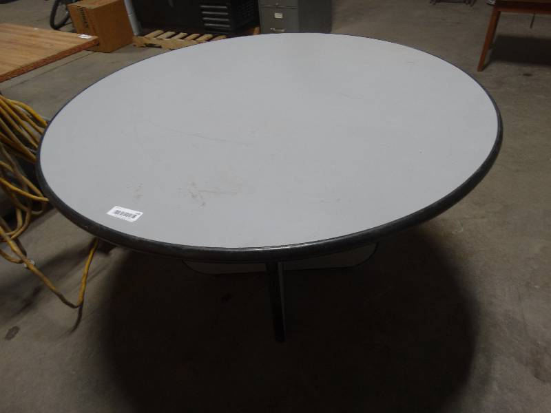 lot 146 image: Round table 47