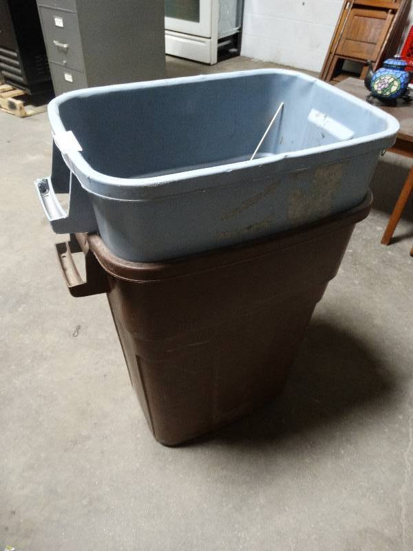 lot 149 image: 2 trash cans