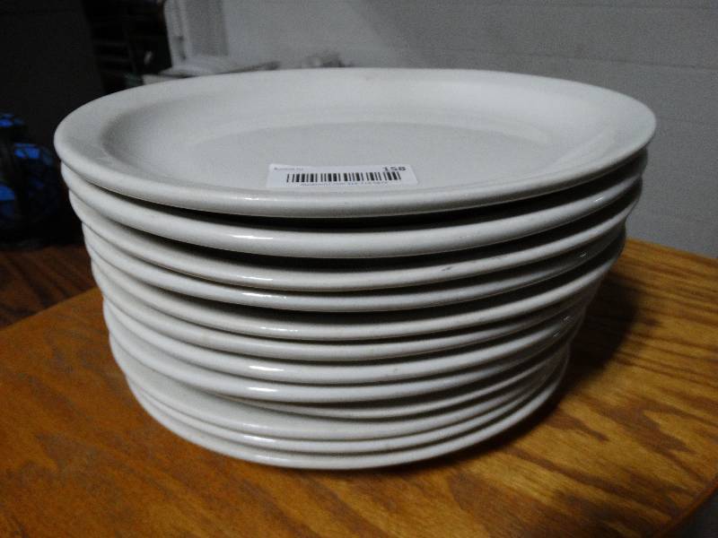 lot 158 image: 12 oval dinner plates