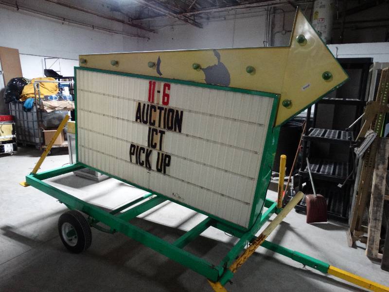 lot 159 image: Lighted Arrow Sign Trailer w removable tongue
