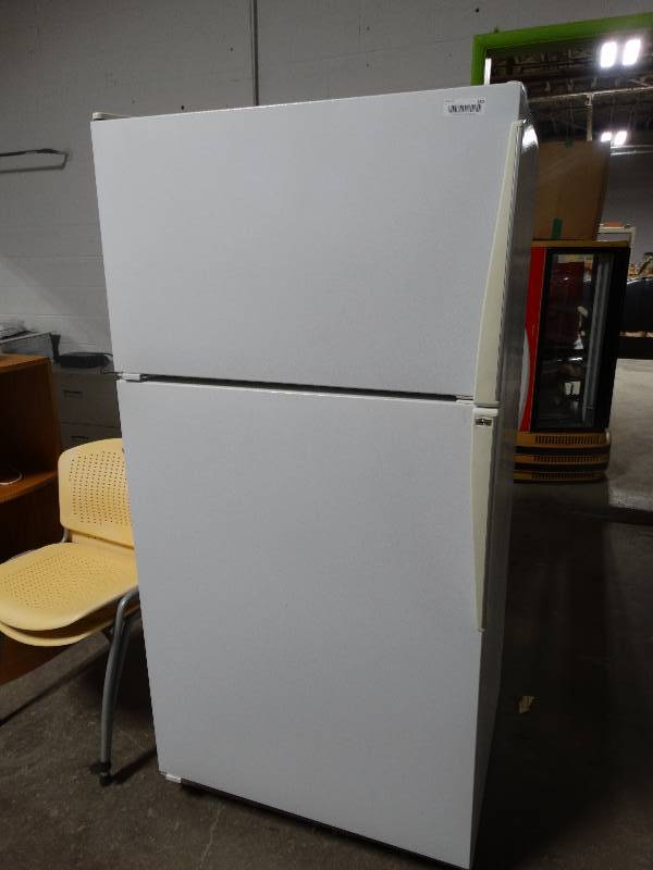 lot 160 image: Amana refrigeratorfreezer-Works good