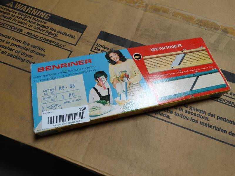 lot 186 image: Benriner vintage food slicer in box