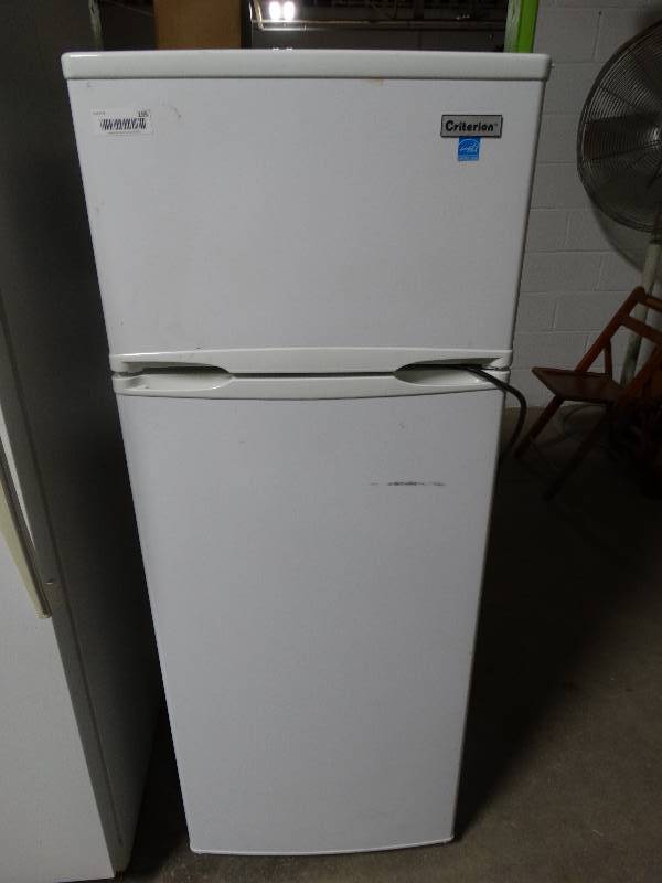 lot 195 image: Criterion apartment refrigeratorfreezer- Looks & works GREAT