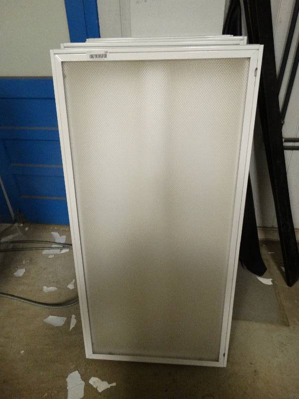 lot 196 image: 4 fluorescent light fixtures- 4 ft long