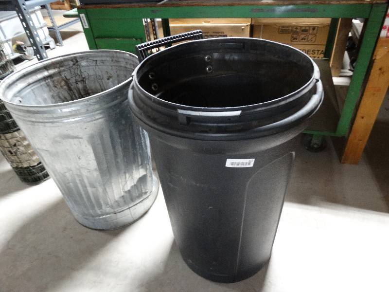 lot 212 image: 2 trash cans