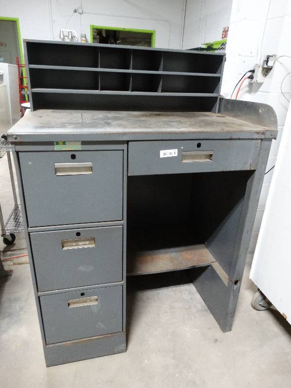 lot 222 image: Metal warehouse desk w 4 drawers
