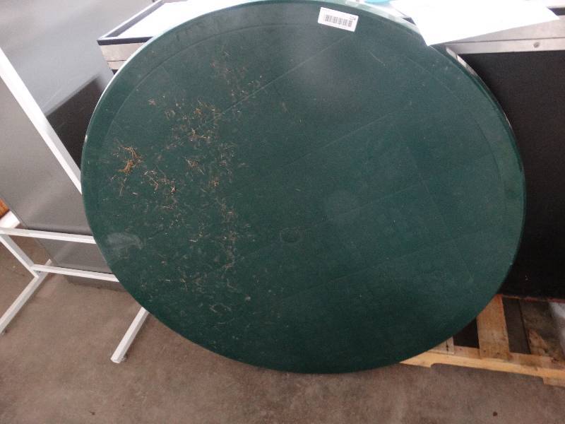 lot 224 image: Round plastic patio table w 3 plastic patio chairs