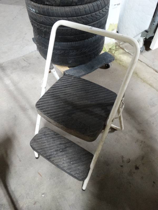 lot 232 image: Costco folding step stool