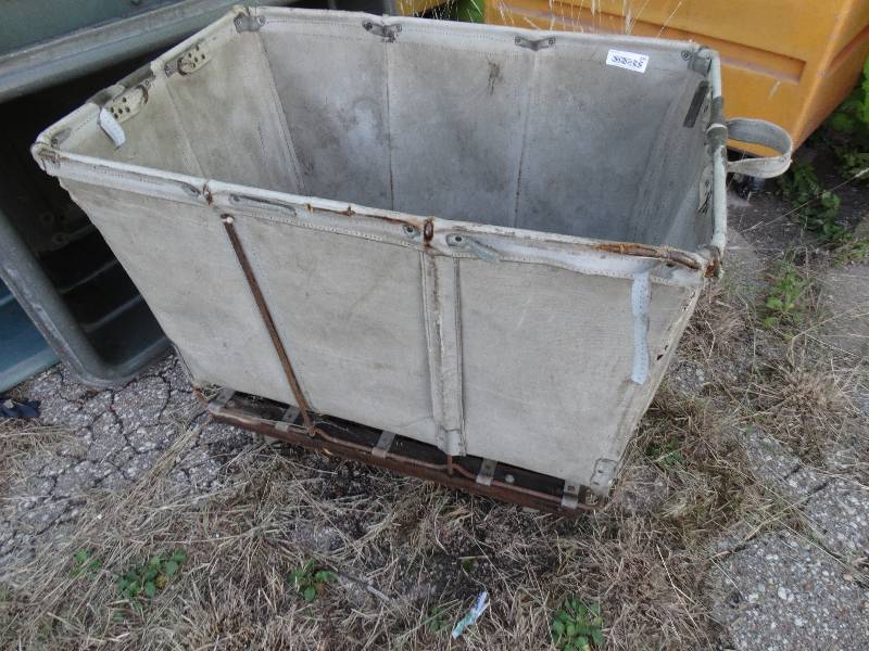 lot 237 image: Laundry cart on wheels