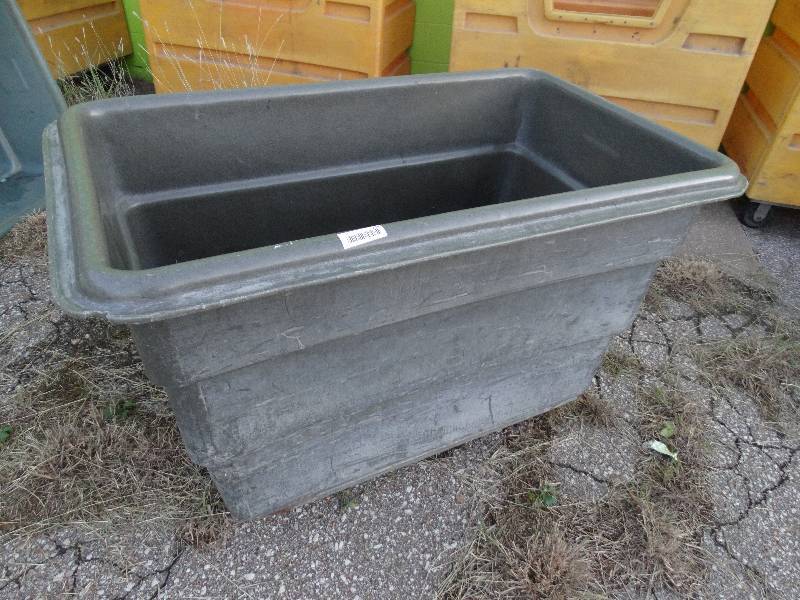 lot 238 image: Large plastic bin on wheels