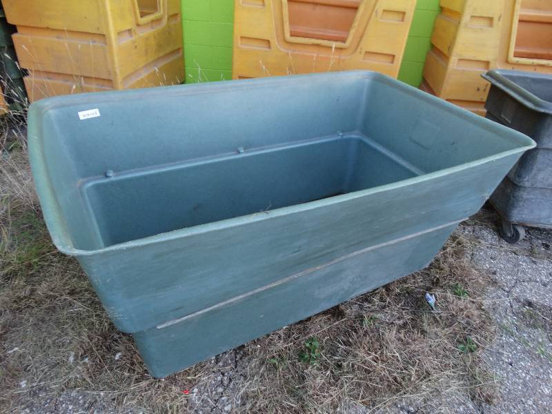 lot 239 image: Large plastic bin on wheels