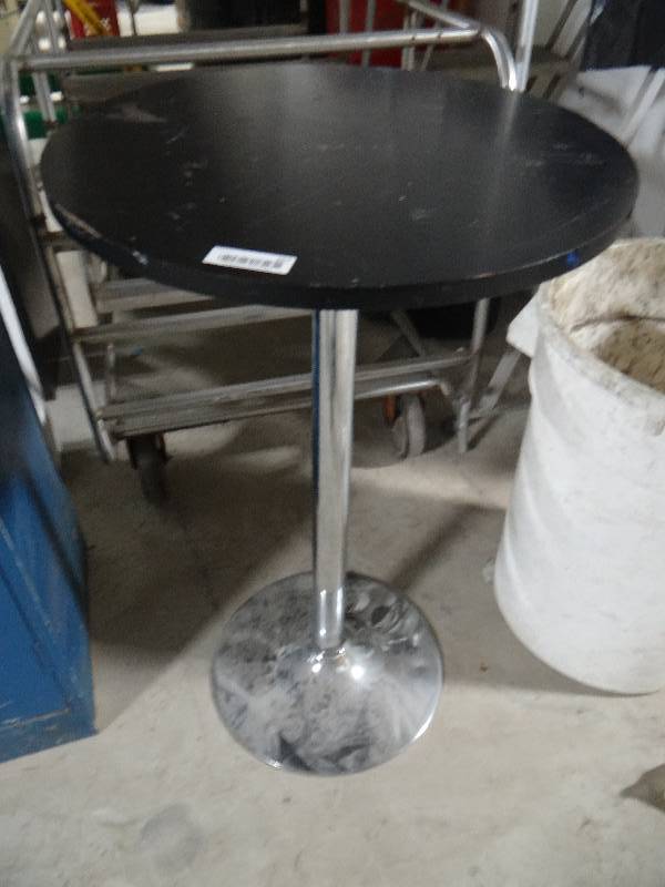 lot 257 image: Pedestal base pub table w round top