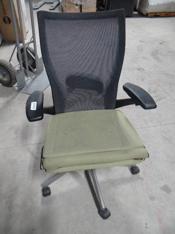 lot 294 image: Haworth office chair