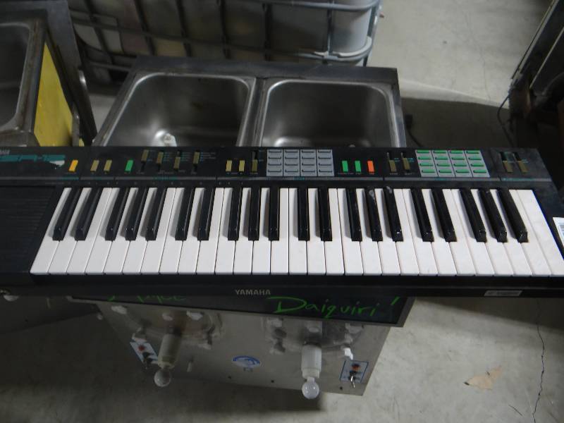 lot 295 image: Yamaha PSR-12 keyboard