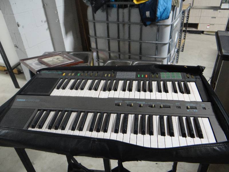 lot 307 image: Yamaha PSR-12 keyboard, Yamaha PSR-15 keyboard in case