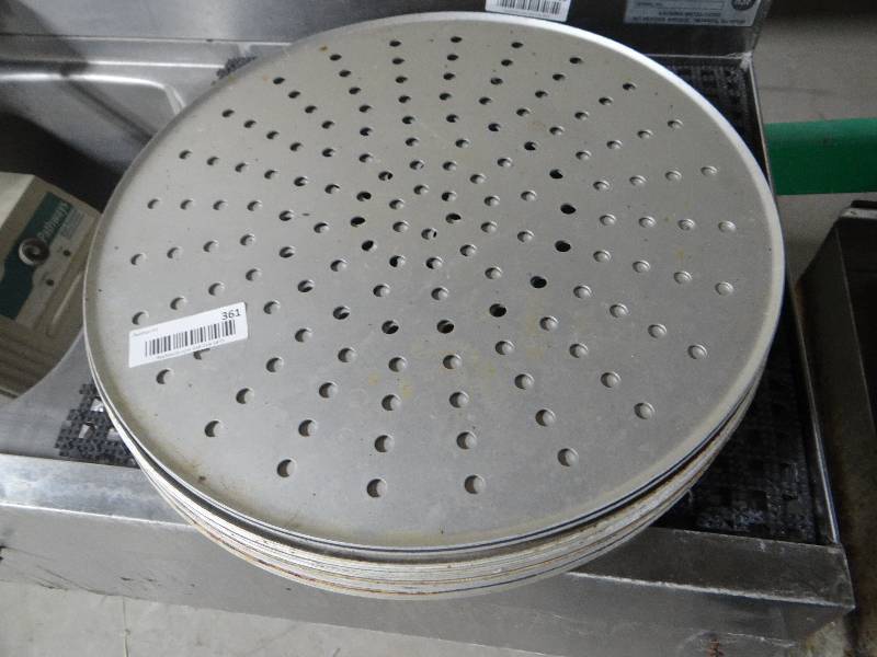 lot 361 image: 20 pizza pans- 16