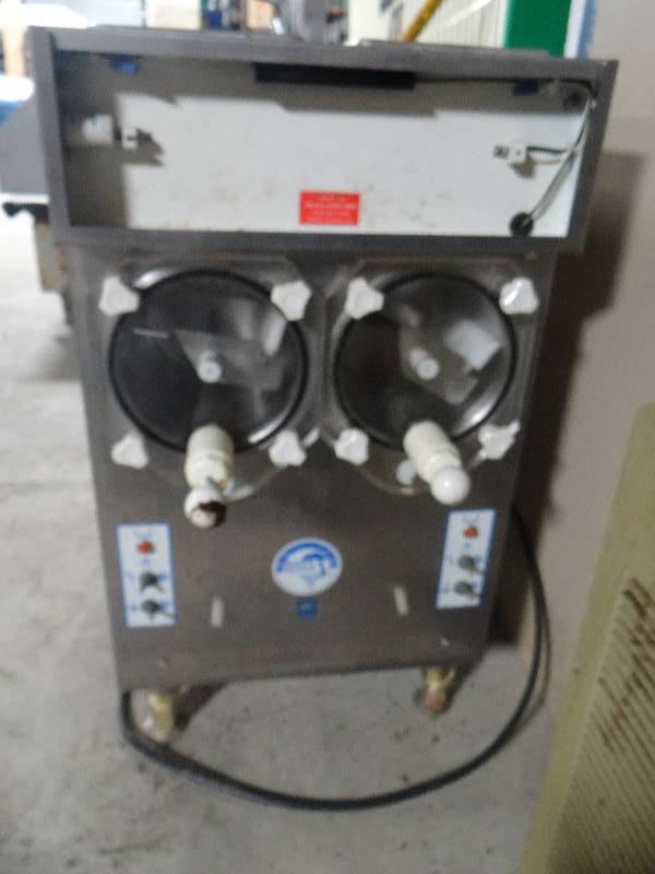 lot 365 image: Frosty Factory petite sorbeteer 2 bowl slushy machine
