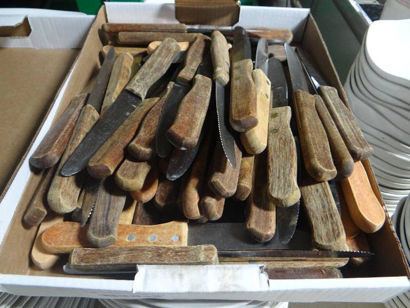 lot 381 image: 72 wood handle steak knives