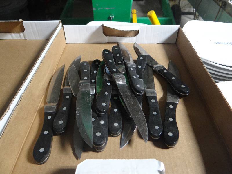 lot 382 image: 16 heavy duty steak knives