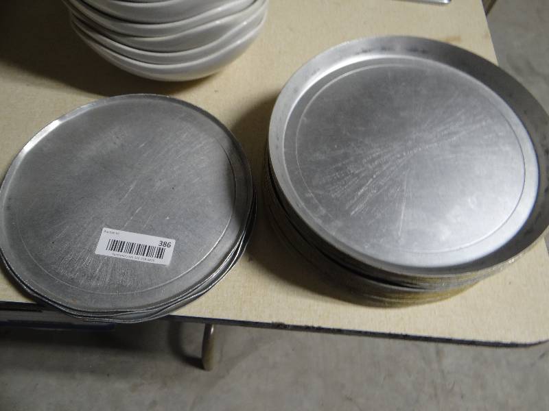 lot 386 image: 28 small pizza pans- 10