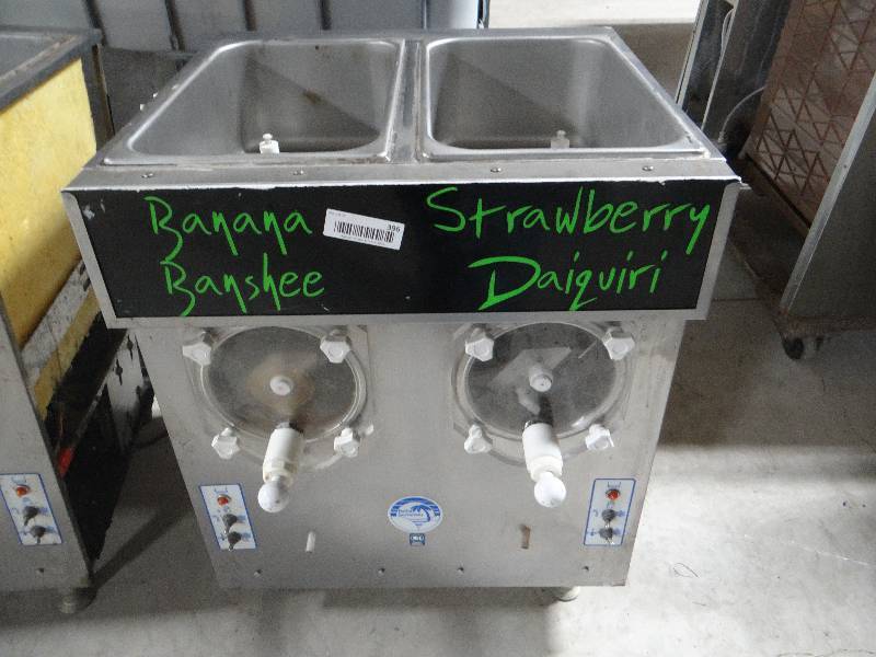 lot 396 image: Frosty Factory petite sorbeteer 2 bowl slushy machine