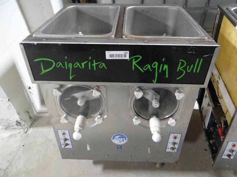 lot 395 image: Frosty Factory petite sorbeteer 2 bowl slushy machine