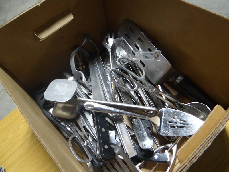 lot 401 image: Lot of various kitchen utensils