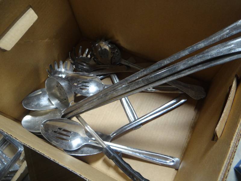 lot 402 image: 12 various serving spoons