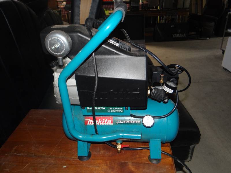 lot 302 image: Makita 2 hp 2.6 gallon air compressor