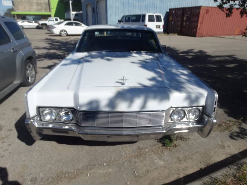 lot 3 image: 1967 Lincoln Continental 2 door coupe (RARE)
